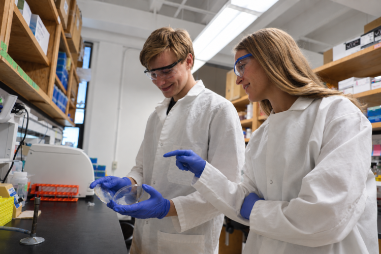 Caroline Grunenwald and undergraduate student in her lab
